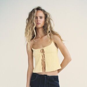 RUFFLED TEXTURED CROP TOP